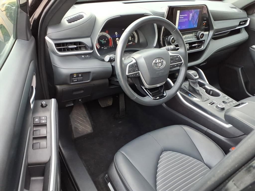 2025 Toyota Highlander LE - Photo 18