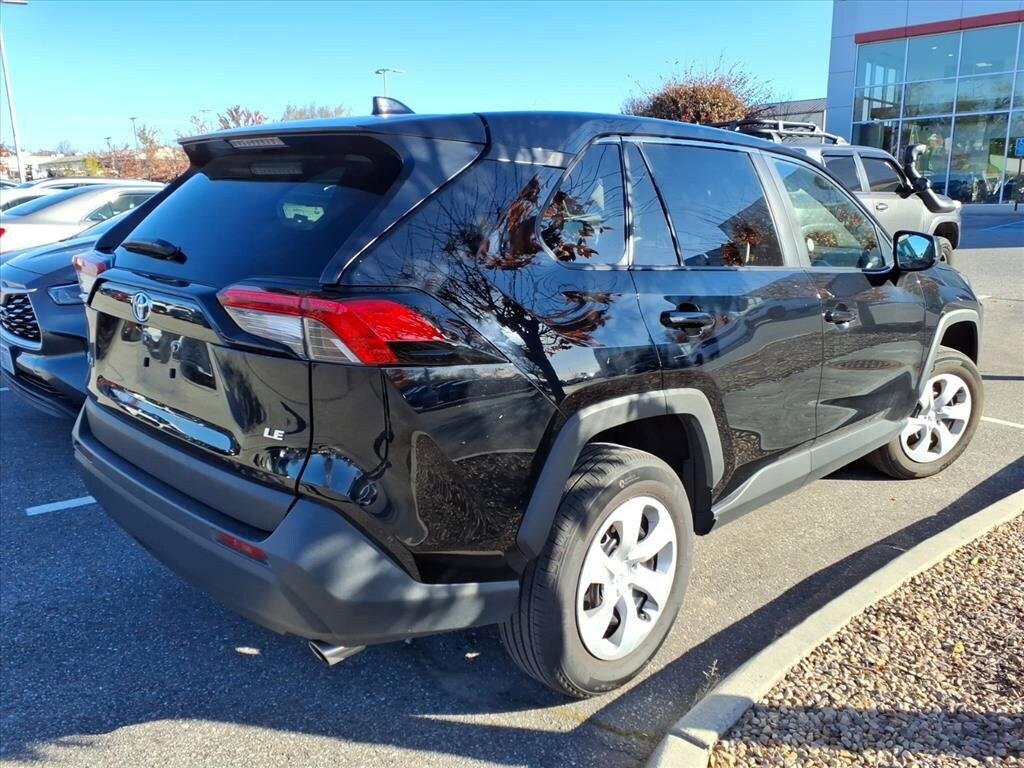 2025 Toyota RAV4 LE photo 4