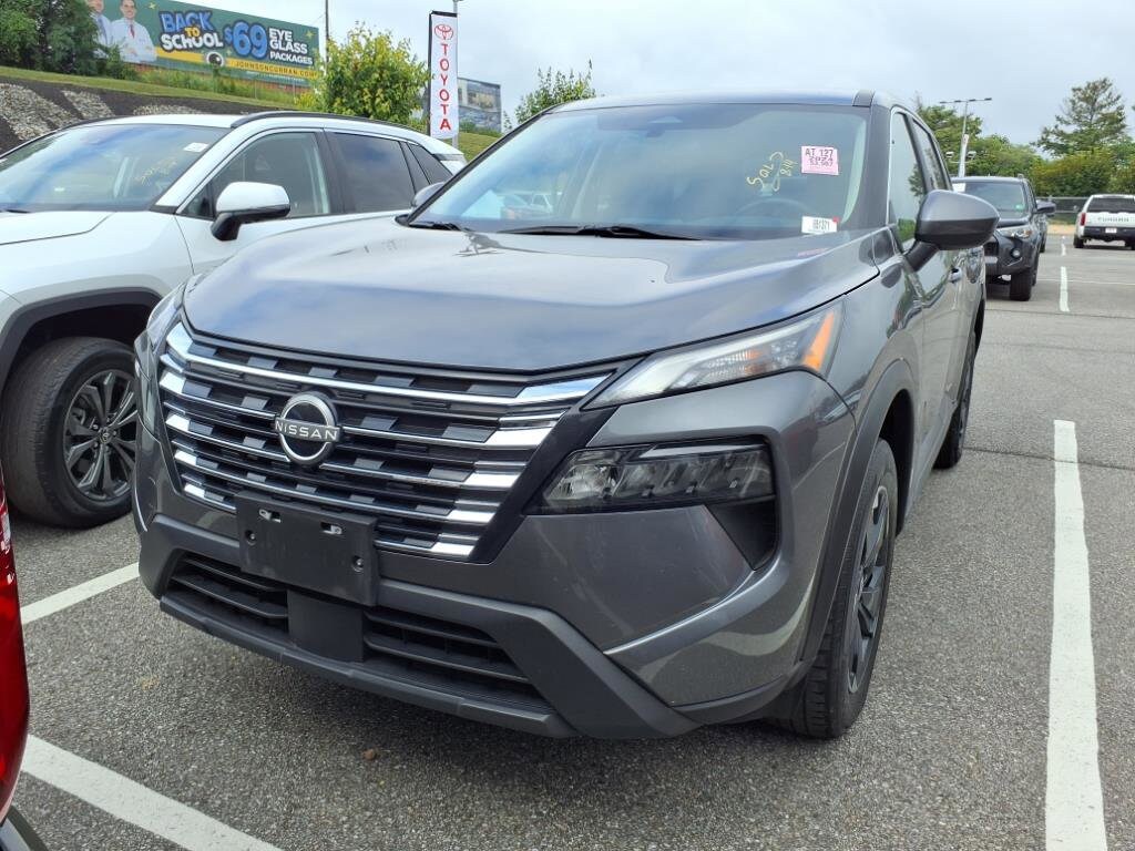 2024 Nissan Rogue SV photo 2