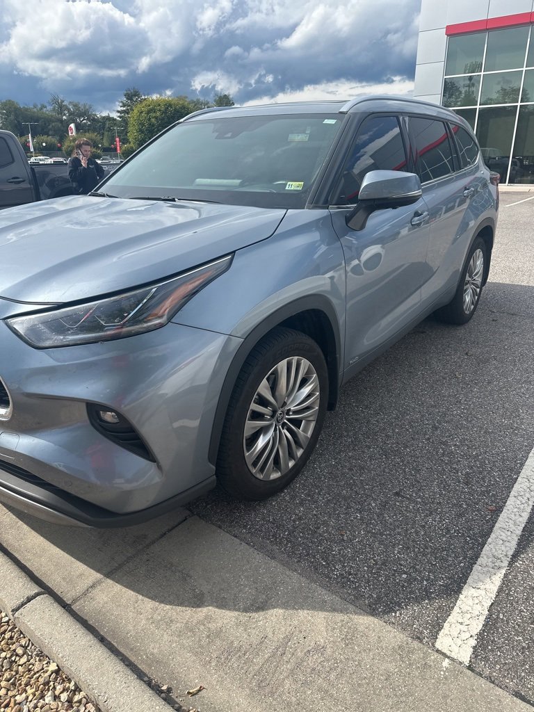 2024 Toyota Highlander Hybrid Platinum photo 2