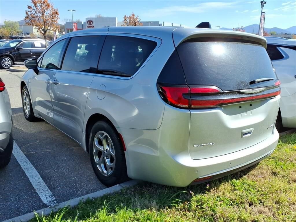 Used 2024 Chrysler Pacifica Limited Van Passenger Van