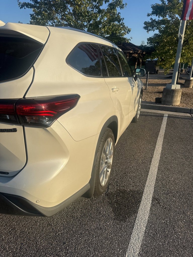 2021 Toyota Highlander Hybrid Limited photo 3