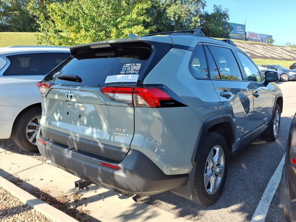2021 Toyota RAV4 Hybrid XLE photo 2