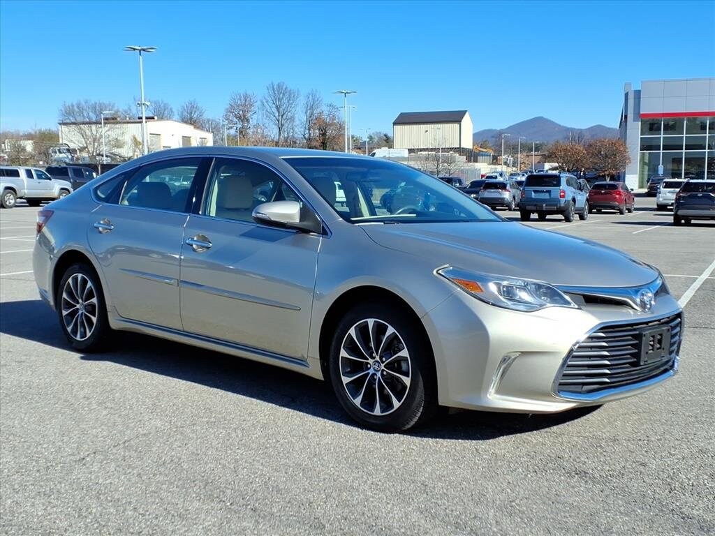 2016 Toyota Avalon XLE photo 2