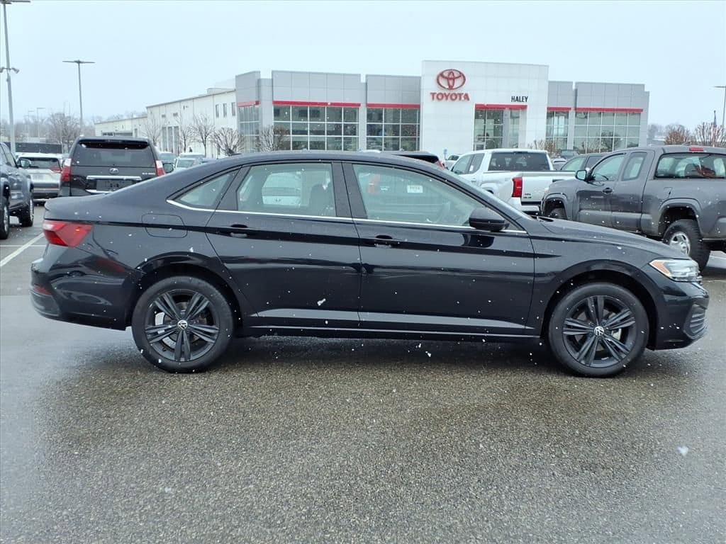 Used 2023 Volkswagen Jetta SE Sedan