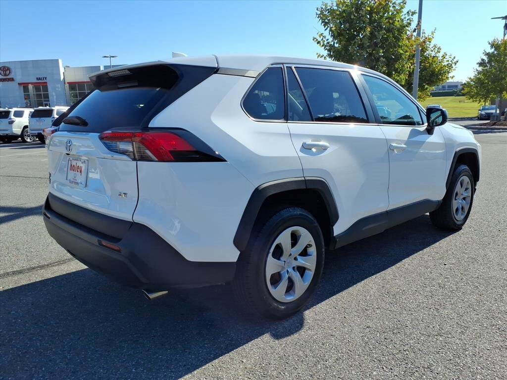 2024 Toyota RAV4 LE photo 4