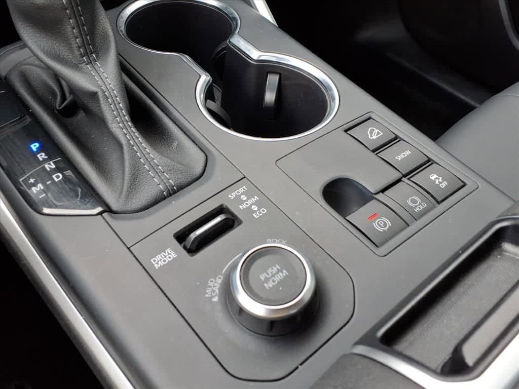2025 Toyota Highlander LE - Photo 27