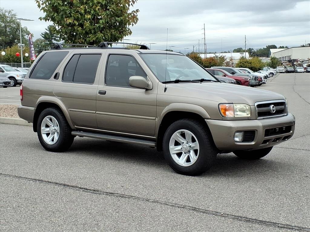 2002 Nissan Pathfinder SE photo 2