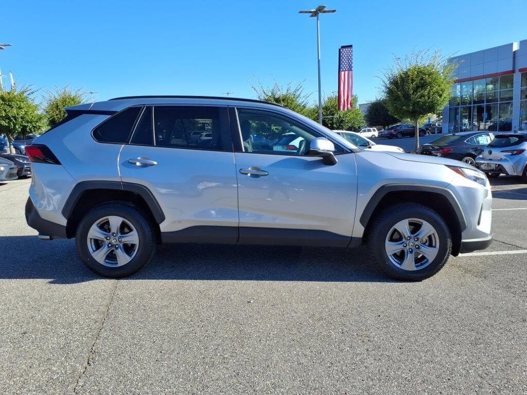 2024 Toyota RAV4 Hybrid XLE photo 3