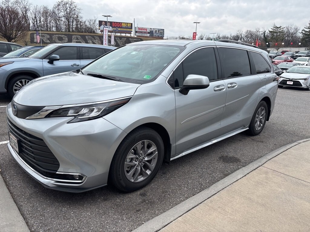 Used 2022 Toyota Sienna XLE Van Passenger Van