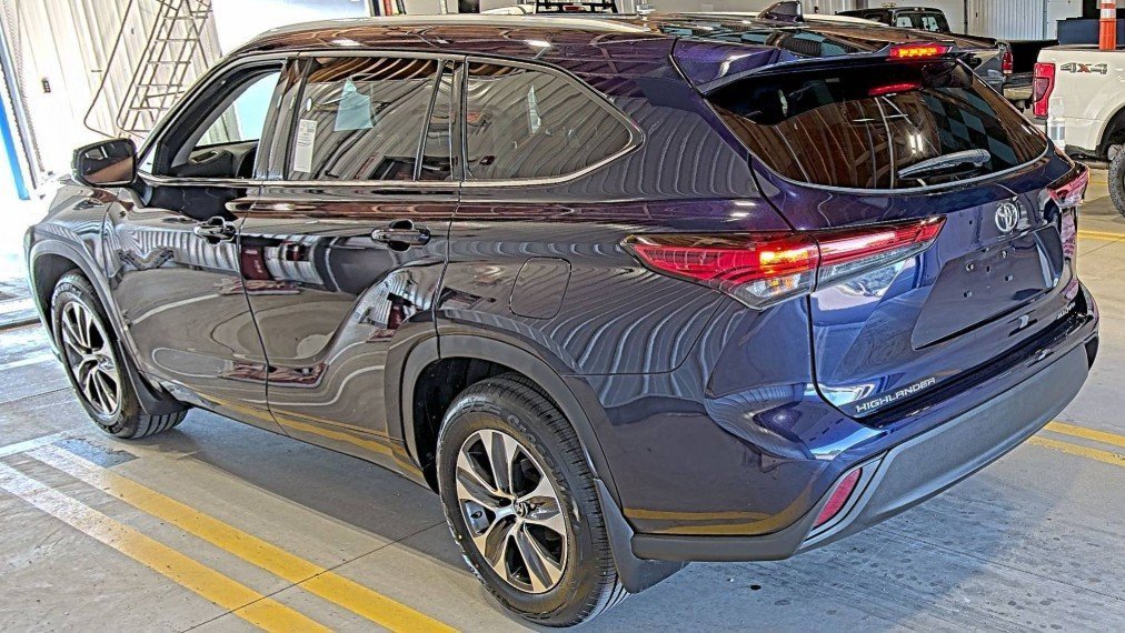 2022 Toyota Highlander XLE photo 2