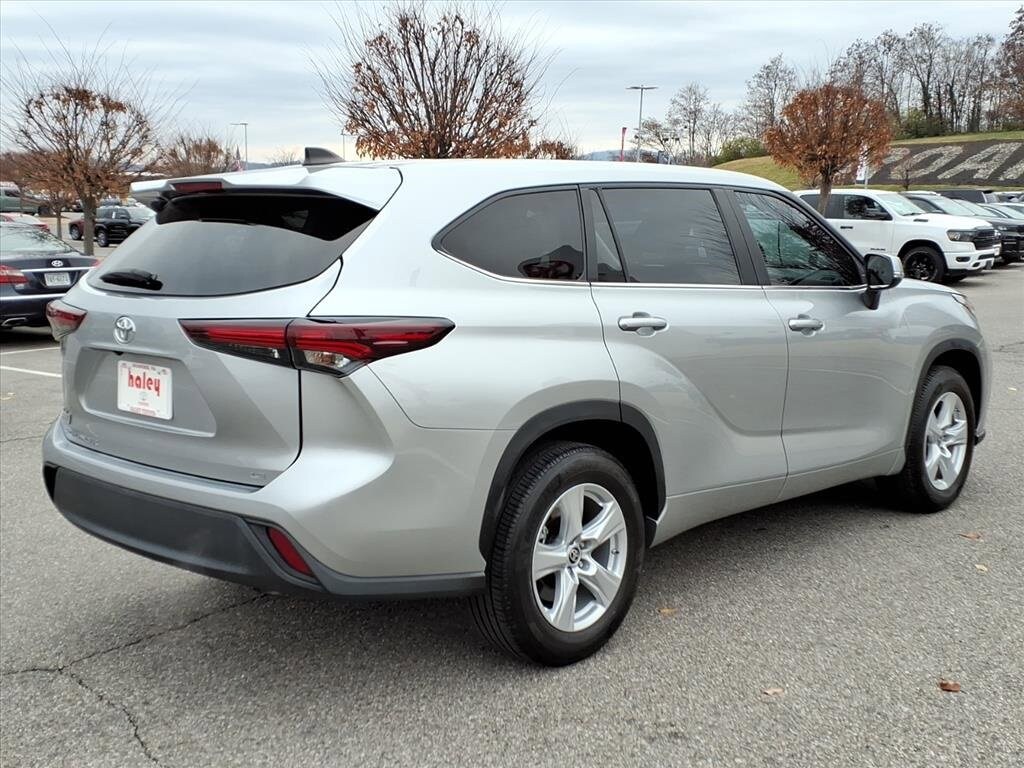 2024 Toyota Highlander LE photo 4