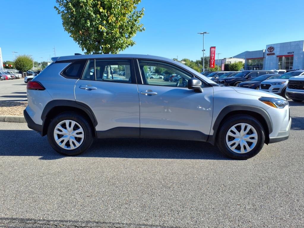 2025 Toyota Corolla Cross L photo 3