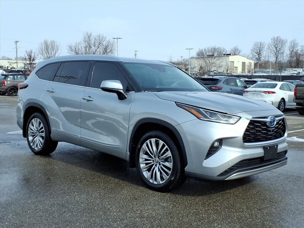 Used 2024 Toyota Highlander Hybrid Platinum SUV