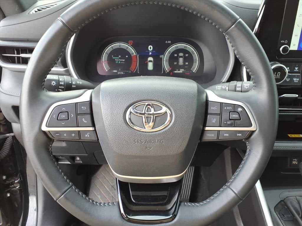 2025 Toyota Highlander LE - Photo 22