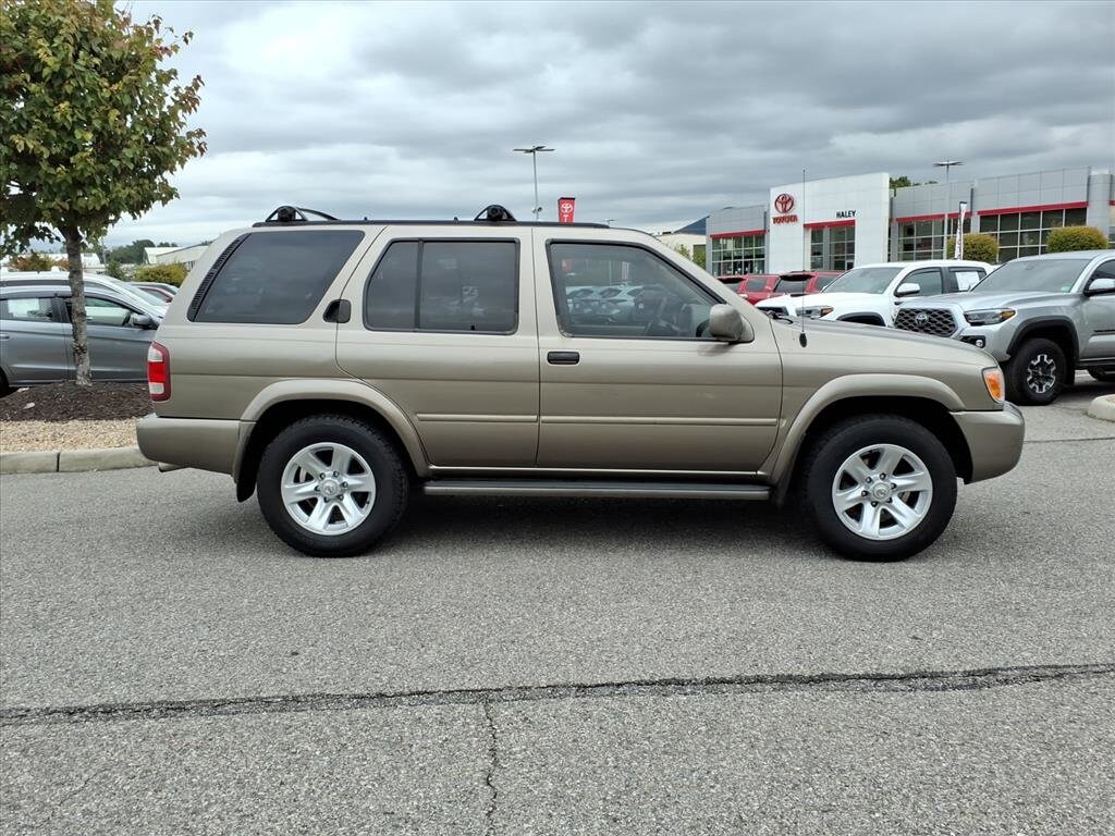 2002 Nissan Pathfinder SE photo 3