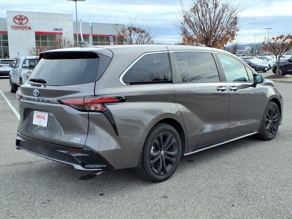 2022 Toyota Sienna XSE photo 3