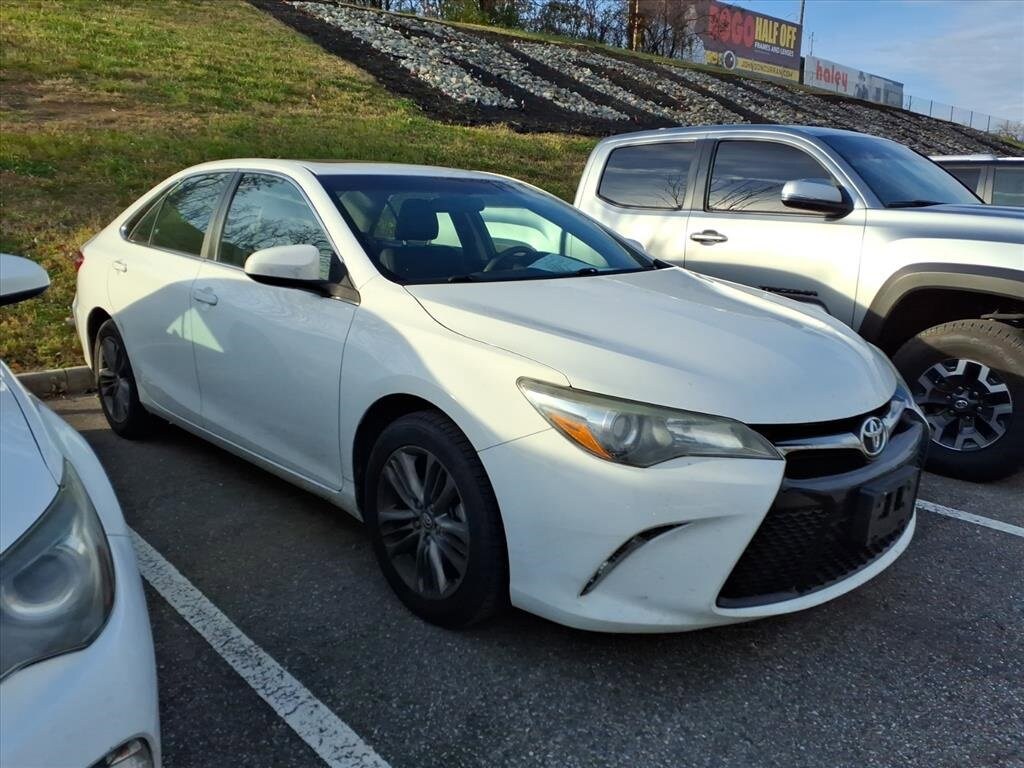 Used 2017 Toyota Camry SE Sedan