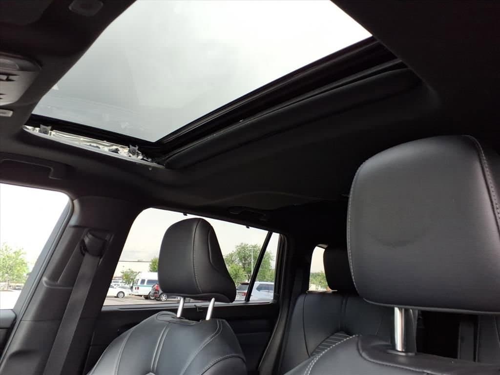 2025 Toyota Highlander LE - Photo 12
