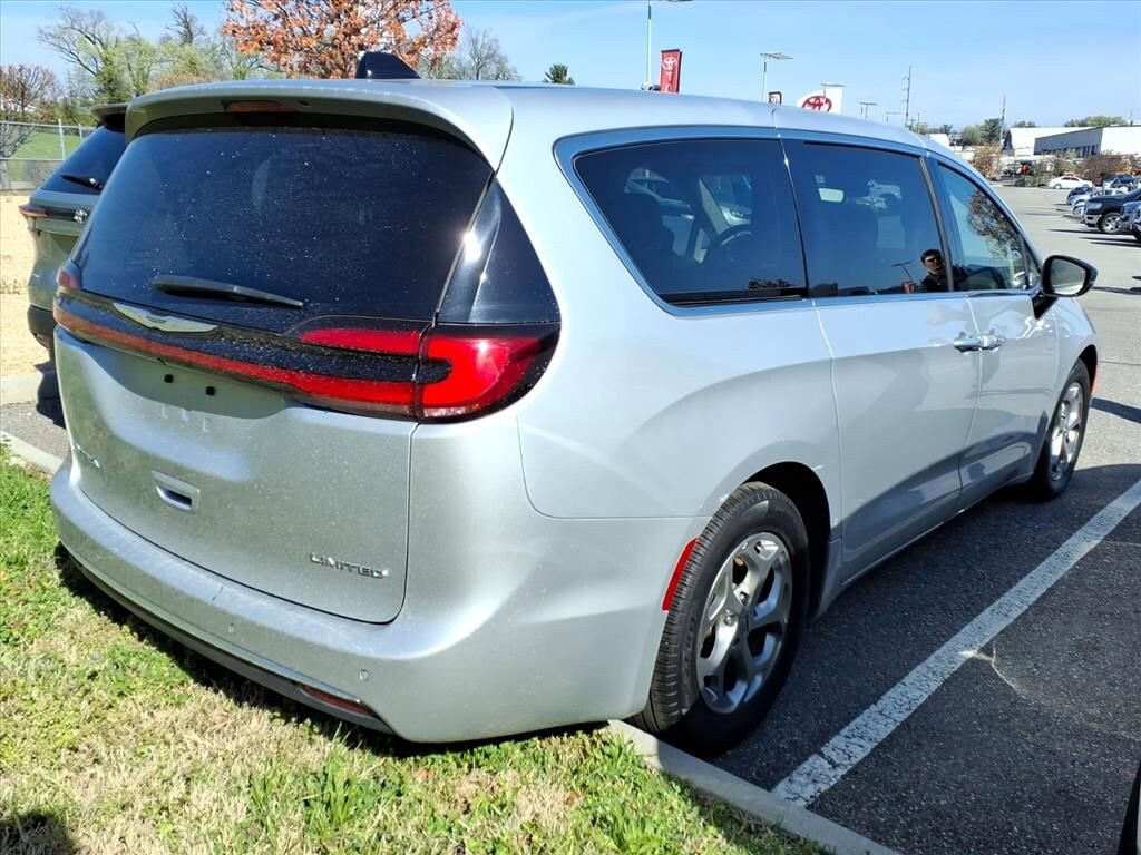 Used 2024 Chrysler Pacifica Limited Van Passenger Van