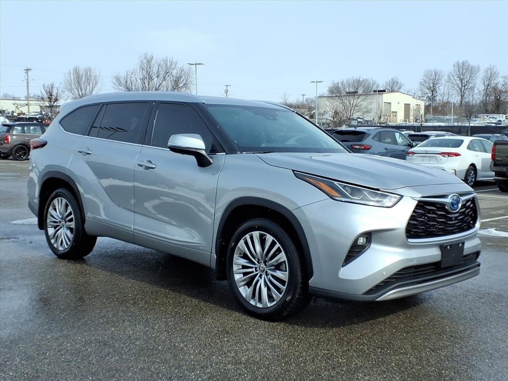 Used 2024 Toyota Highlander Hybrid Platinum SUV
