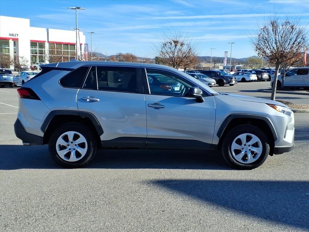 2025 Toyota RAV4 LE photo 2