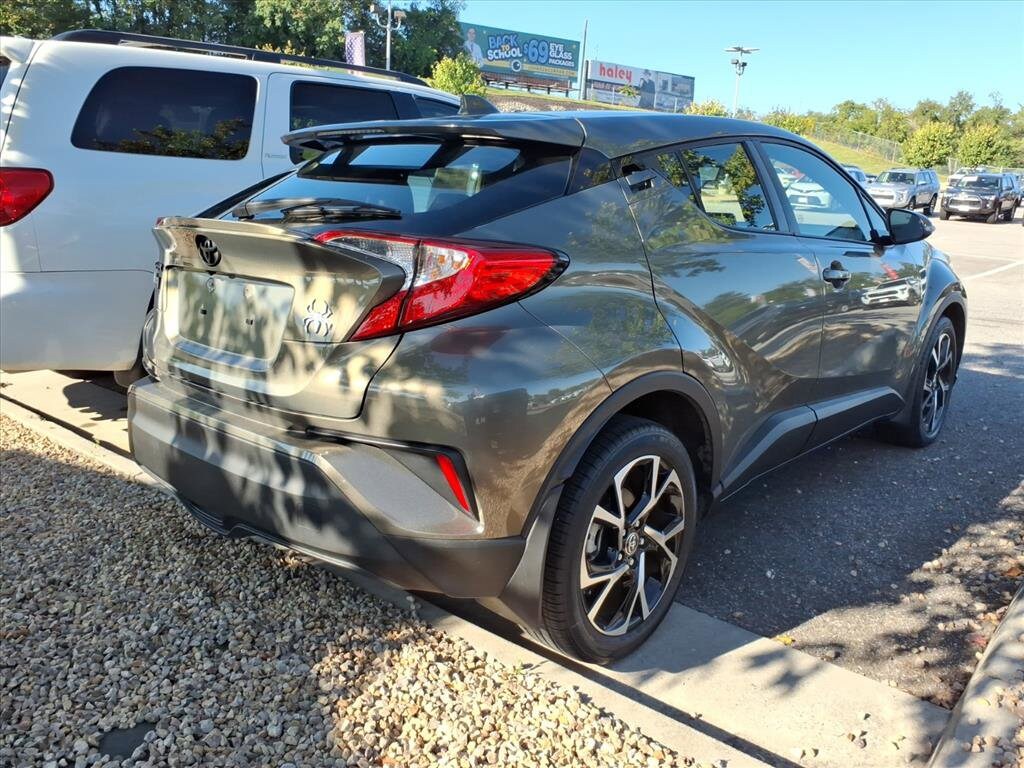 2021 Toyota C-HR XLE photo 2