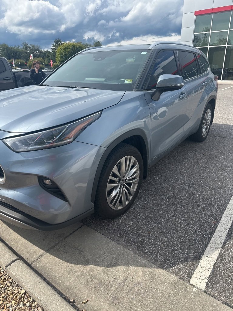 2024 Toyota Highlander Hybrid Platinum photo 2