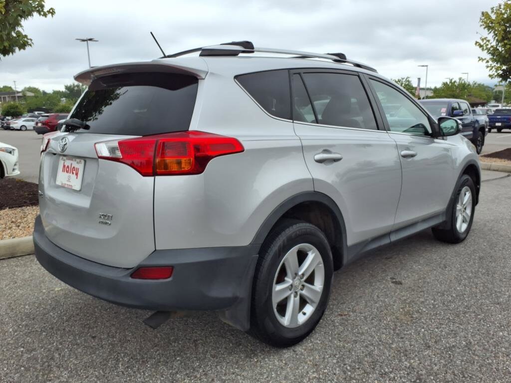2013 Toyota RAV4 XLE photo 4
