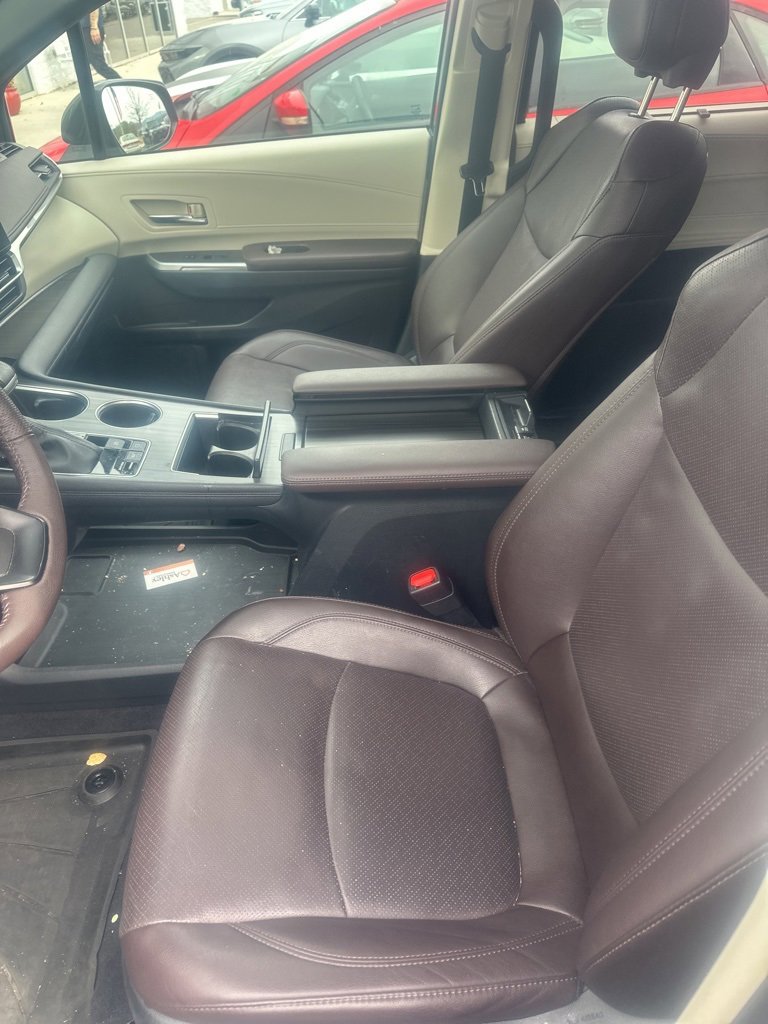 2023 Toyota Sienna Platinum photo 2