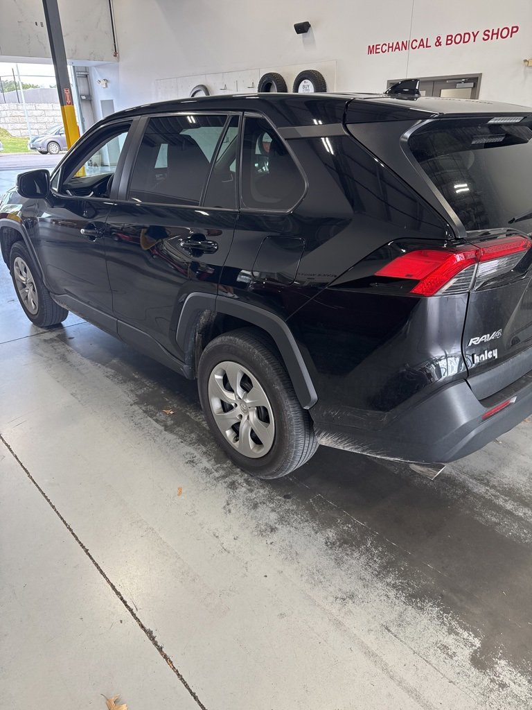 2023 Toyota RAV4 LE photo 3