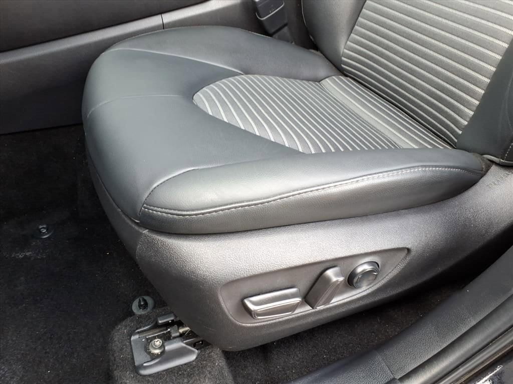 2025 Toyota Highlander LE - Photo 19