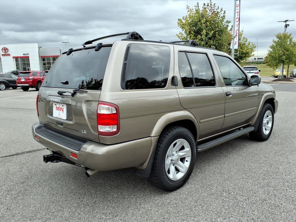 2002 Nissan Pathfinder SE photo 4