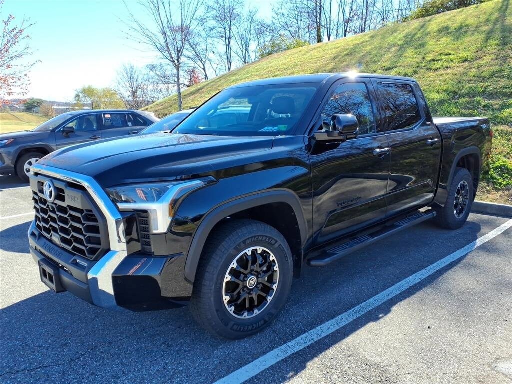 2022 Toyota Tundra SR5 CrewMax photo 2