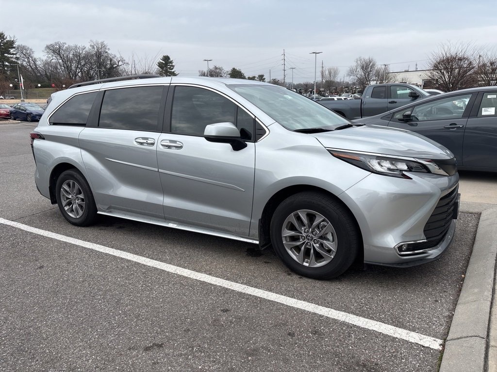 Used 2022 Toyota Sienna XLE Van Passenger Van