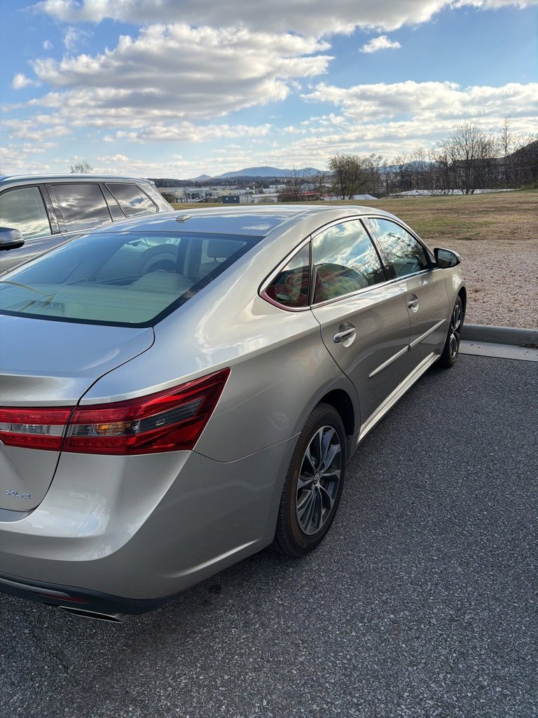 2016 Toyota Avalon XLE photo 3