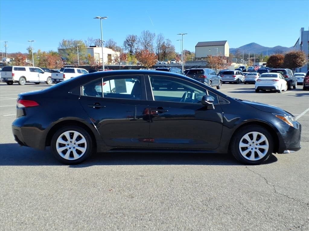 2024 Toyota Corolla LE photo 3