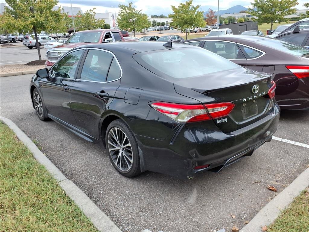 2019 Toyota Camry SE photo 3