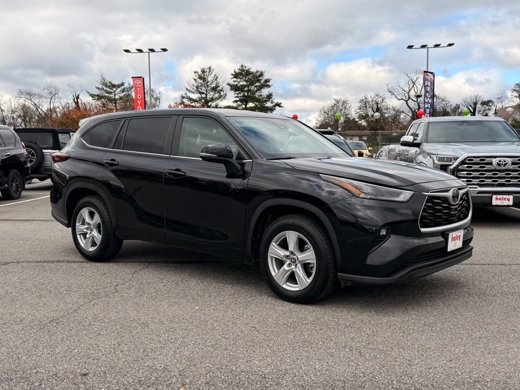Used 2024 Toyota Highlander LE SUV
