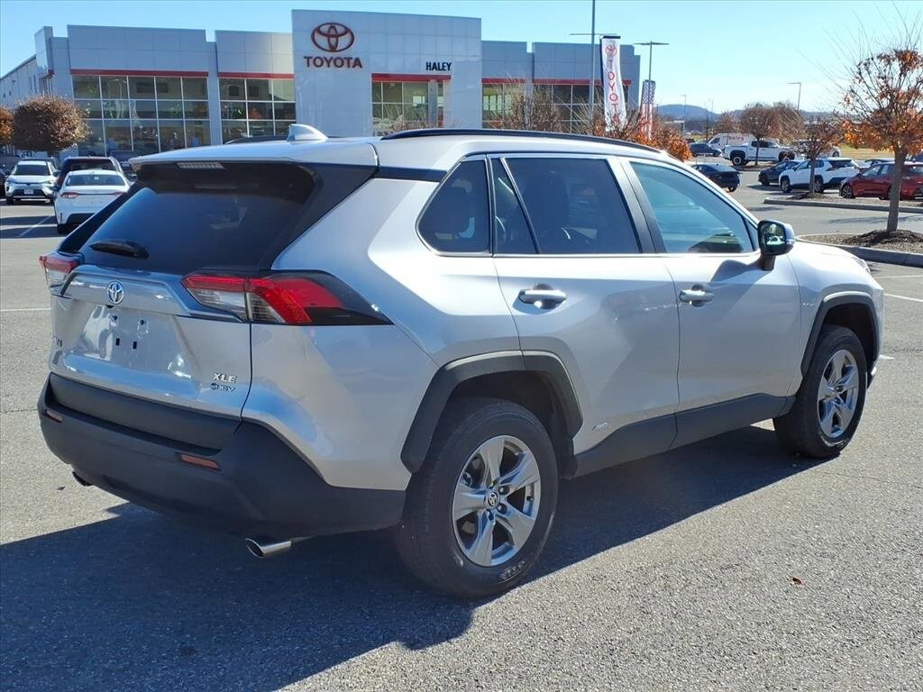 2025 Toyota RAV4 Hybrid XLE photo 3