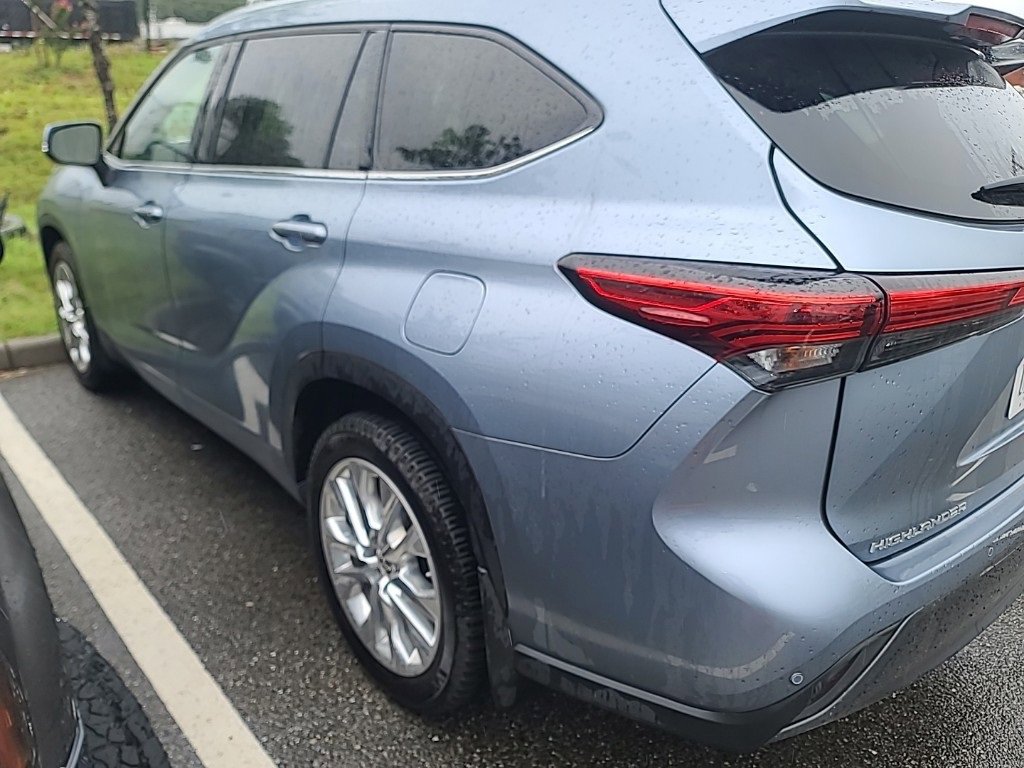 2022 Toyota Highlander Limited photo 3