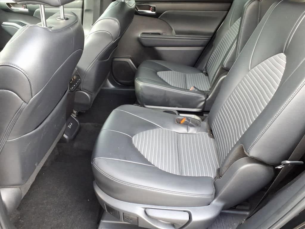 2025 Toyota Highlander LE - Photo 13