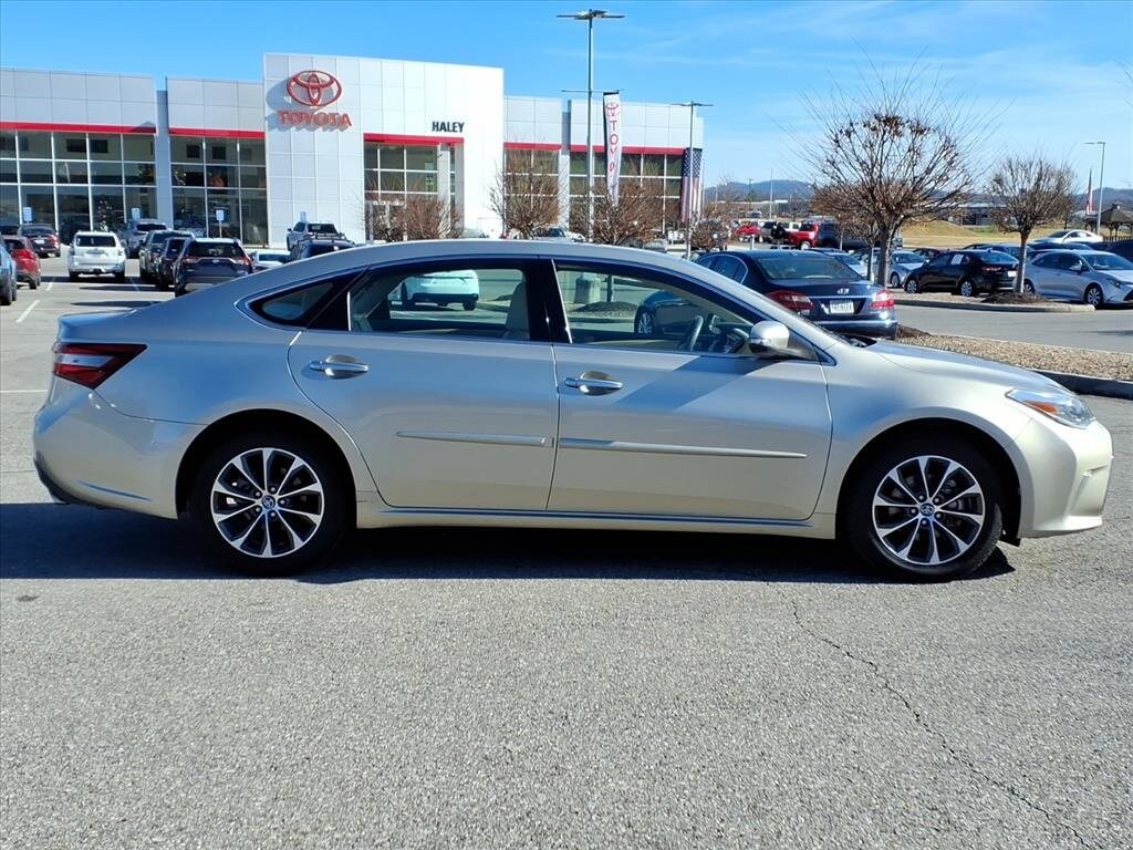 2016 Toyota Avalon XLE photo 2