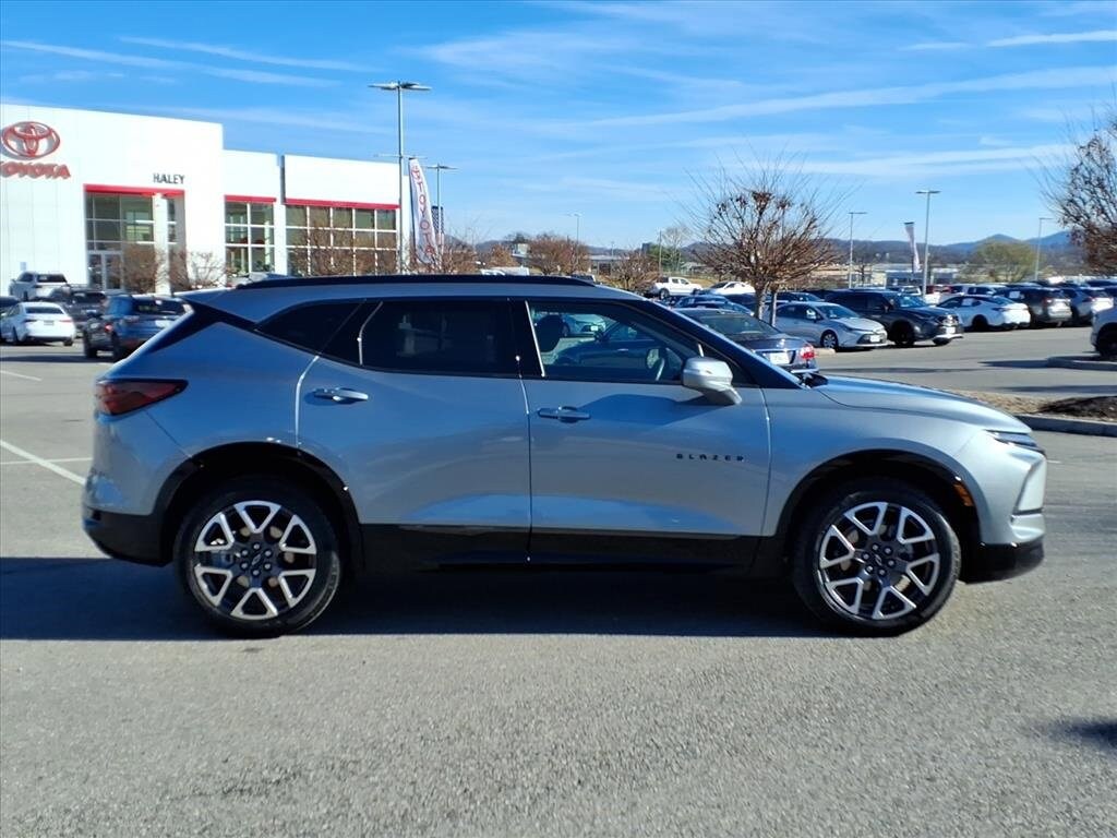 2025 Chevrolet Blazer RS photo 2