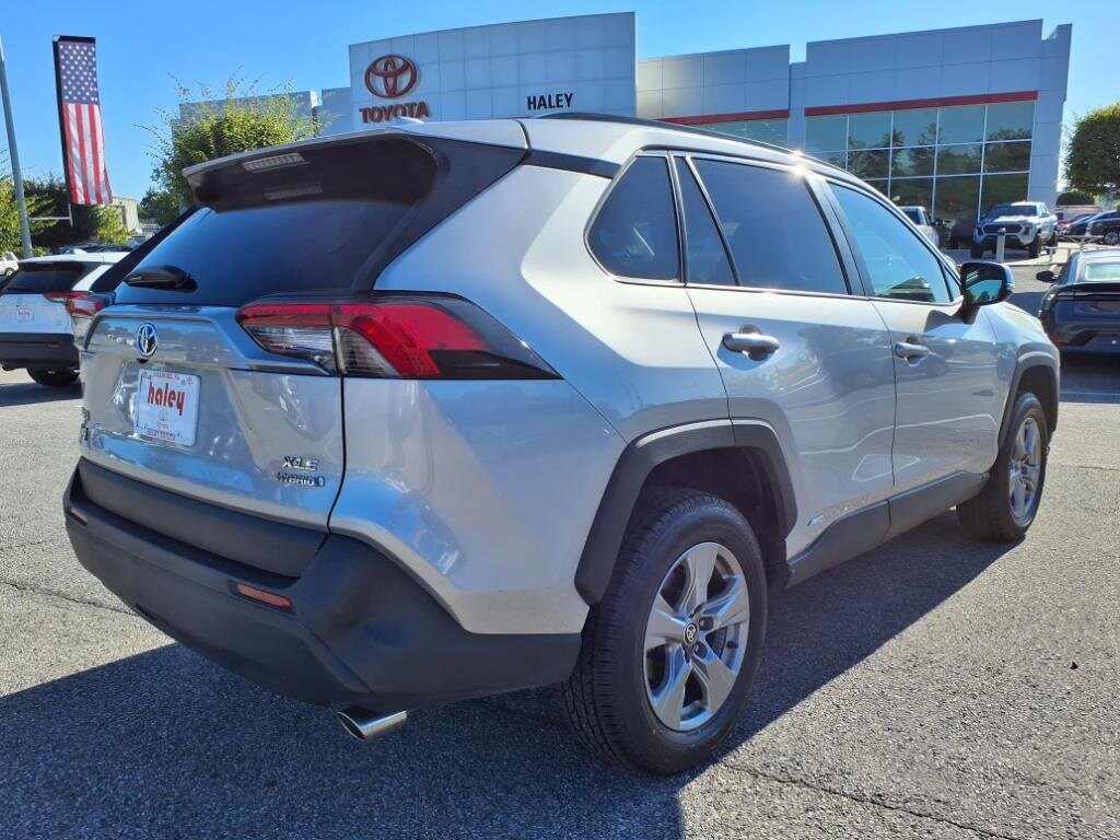2024 Toyota RAV4 Hybrid XLE photo 4