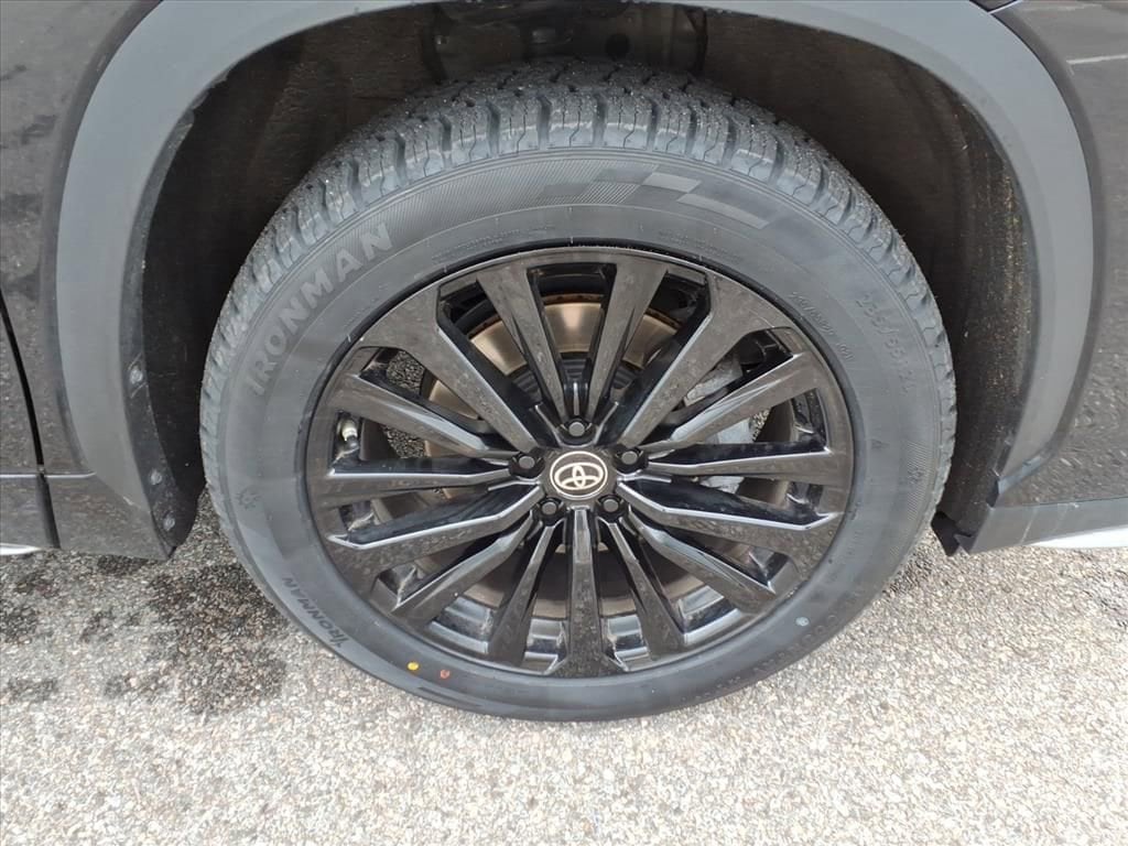 2025 Toyota Highlander LE - Photo 10