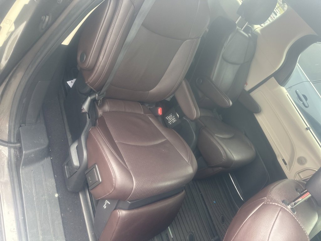2023 Toyota Sienna Platinum photo 3