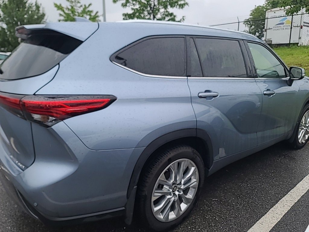 2022 Toyota Highlander Limited photo 2