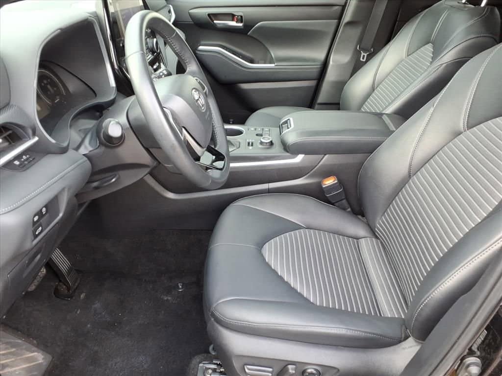 2025 Toyota Highlander LE - Photo 11