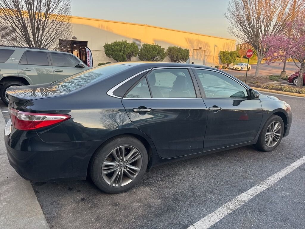 Used 2017 Toyota Camry SE Sedan